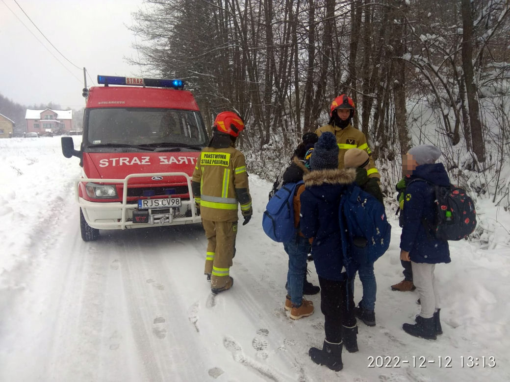 Bierówka. Autobus z 39 dziećmi wjechał do rowu [GALERIA]