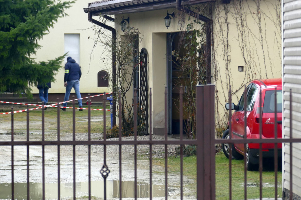 Zadźgała troje dzieci, spaliła się z nimi w domu?