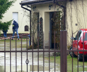 Zadźgała troje dzieci, spaliła się z nimi w domu?