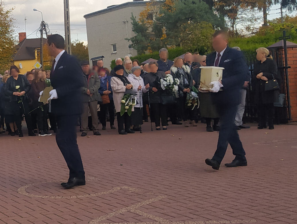 Białe róże okryły grób pięknej Wiktorii. Morze łez po śmierci 25-latki z Łochowa