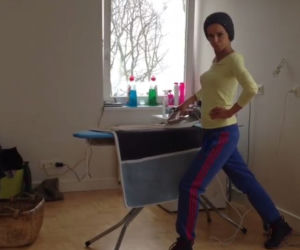 Ania Przybylska prasuje na Instagramie