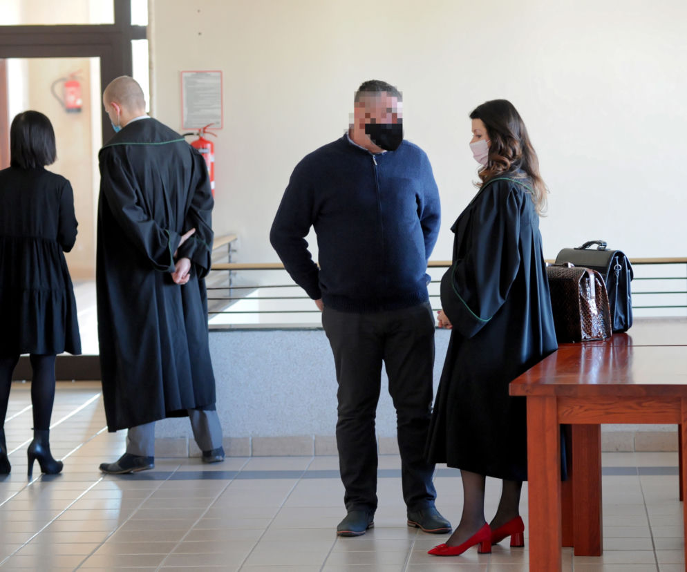 Oskarżony Mariusz N. (drugi z prawej) na korytarzu Sądu Okręgowego w Koszalinie