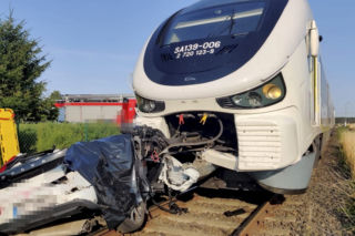 Szynobus zmiażdżył volvo na torach! Trzy osoby nie żyją po wypadku w Dąbrówce Wielkopolskiej