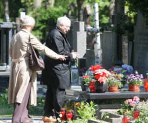 Jarosław Kaczyński na cmentarzu nie był sam. Pewna kobieta nie odstępowała go na krok