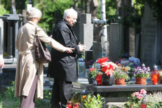 Jarosław Kaczyński na cmentarzu nie był sam. Pewna kobieta nie odstępowała go na krok
