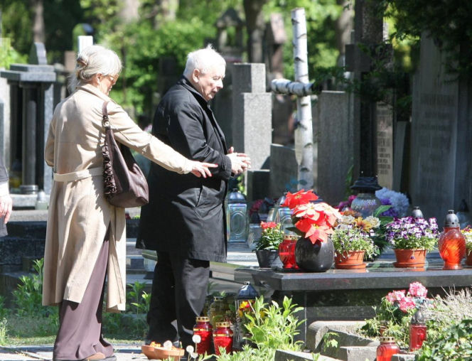 Jarosław Kaczyński na cmentarzu nie był sam. Pewna kobieta nie odstępowała go na krok