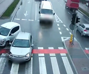 Ełk: Zderzenie samochodów zagroziło rowerzyście. Uratował go sygnalizator 