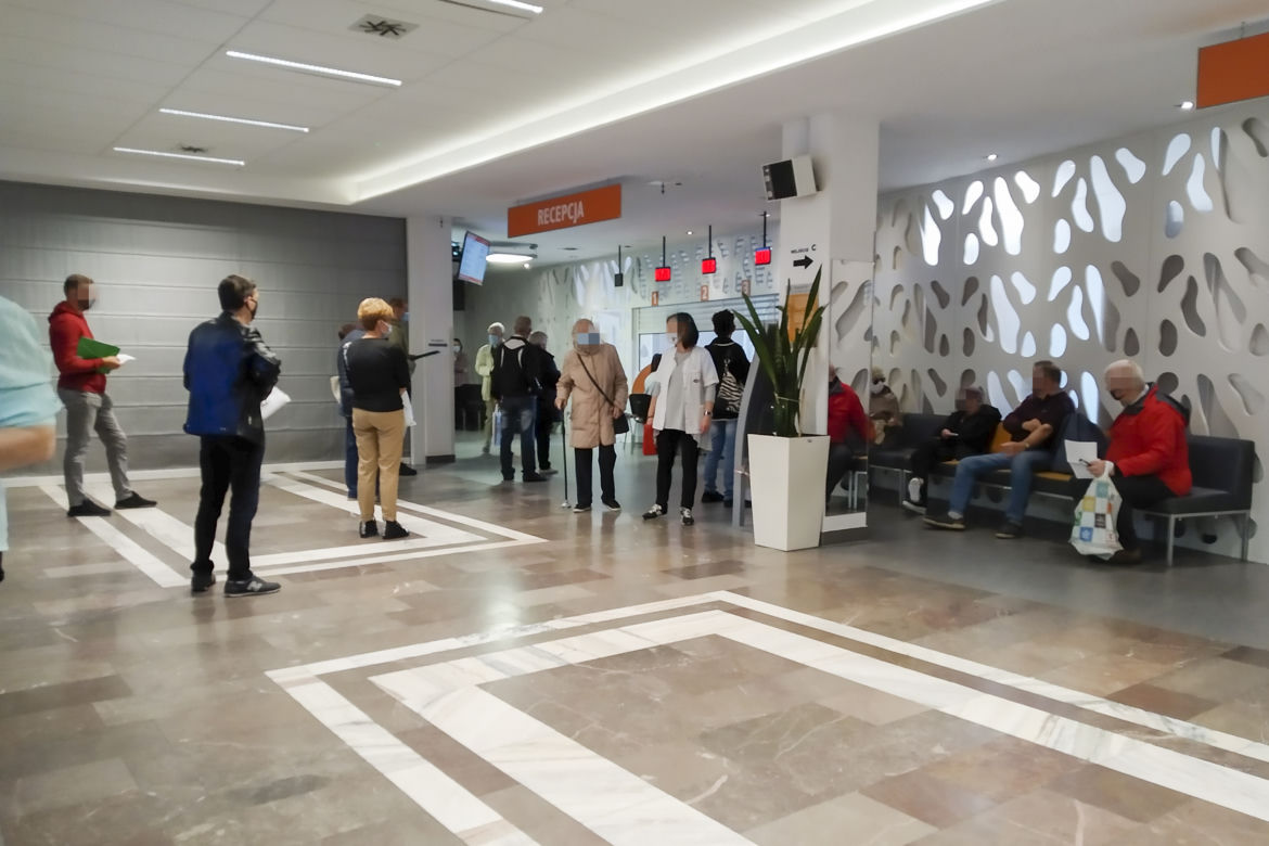 Horror w Instytucie Onkologii. Stłoczeni pacjenci na korytarzach. Tak szpital przestrzega wytycznych?