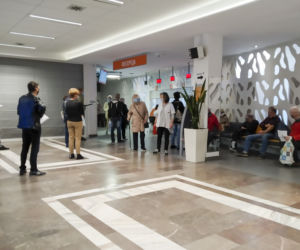 Horror w Instytucie Onkologii. Stłoczeni pacjenci na korytarzach. Tak szpital przestrzega wytycznych?