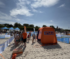 Niebieska i pomarańczowa ekipa rozgrzała plażę w Ustce! Baltic Tour Medicover Sport kontynuuje nadmorską trasę!