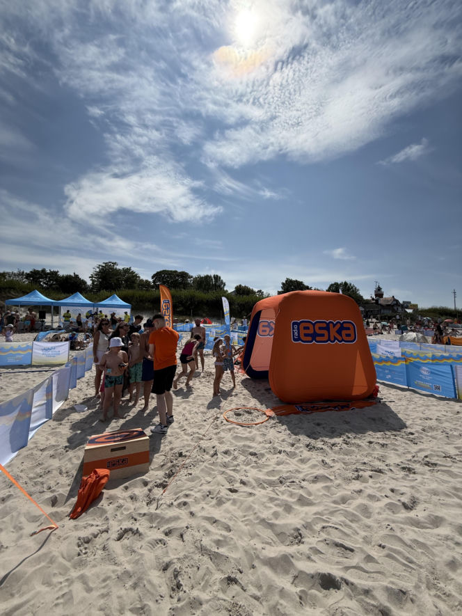 Niebieska i pomarańczowa ekipa rozgrzała plażę w Ustce! Baltic Tour Medicover Sport kontynuuje nadmorską trasę!