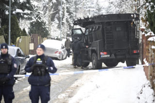 Makabra w Warszawie. Dwa ciała w mieszkaniu, nie oszczędził nawet psów. Nieoficjalnie: zabił rodziców