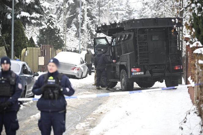 Makabra w Warszawie. Dwa ciała w mieszkaniu, nie oszczędził nawet psów. Nieoficjalnie: zabił rodziców