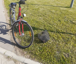 Nowy Sącz: 64-letnia rowerzystka uderzyła w osobowego citroena. Kobieta trafiła do szpitala