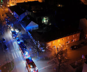 Pożar w Pruszkowie. Spłonęło mieszkanie, jedna osoba w szpitalu
