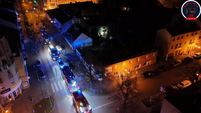 Pożar w Pruszkowie. Spłonęło mieszkanie, jedna osoba w szpitalu