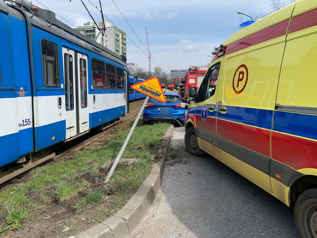 Kraków. Zderzenie samochodu osobowego z tramwajem na Al. Pokoju 