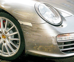 Popsuli Kammelowi porsche