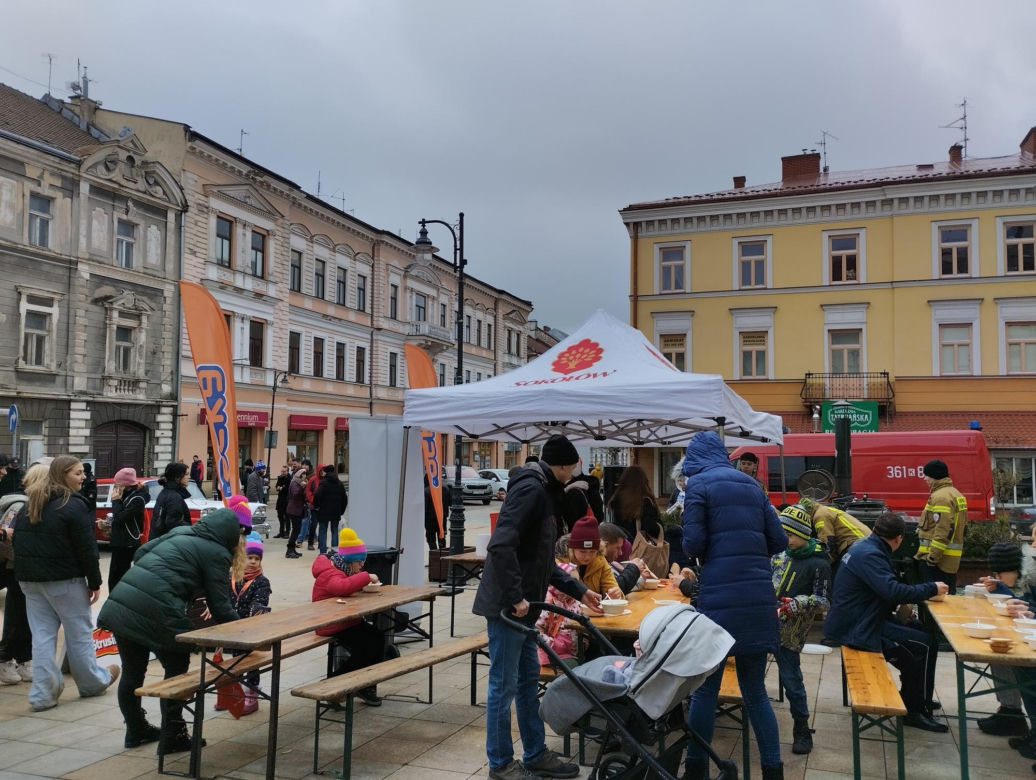 WOŚP 2024. Dziennikarze Radia ESKA rozgrzewają Tarnów pysznym żurkiem!