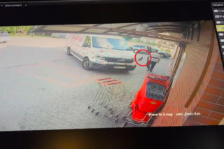 Myszyniec: właściciele sklepu i policja poszukują klienta, który kopnął kota [WIDEO]