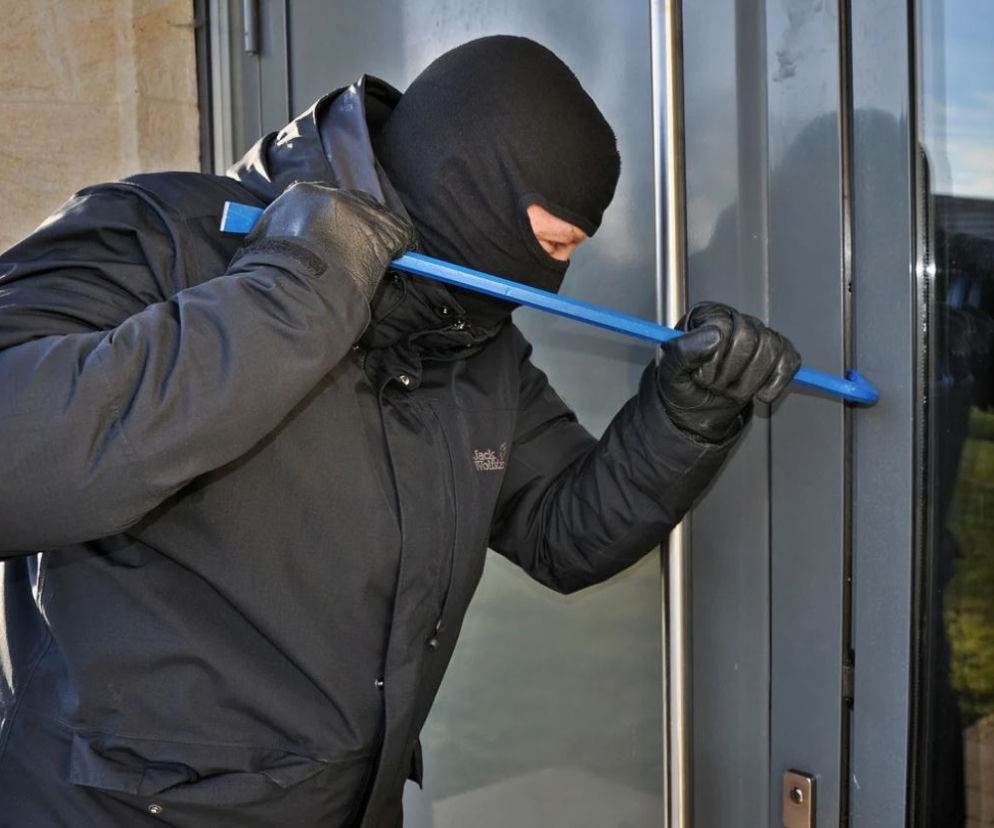  Włamali się do domu i skuli kajdankami 62-latkę. Sprawcy napadu koło Kępna są na wolności!