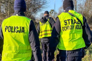 Za aparatem przy torach. Chiński fotograf zatrzymany
