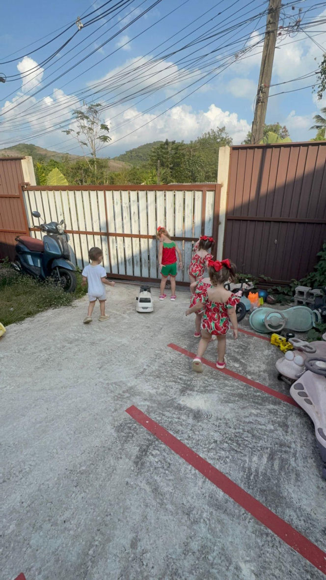 Tak żyje rodzina pięcioraczków w Tajlandii