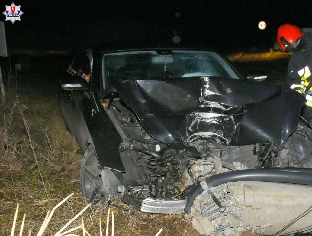 Kraśnik: PIJANY kierowca SKOSIŁ słup. Auto ROZTRZASKAŁO się o beton [ZDJĘCIA]