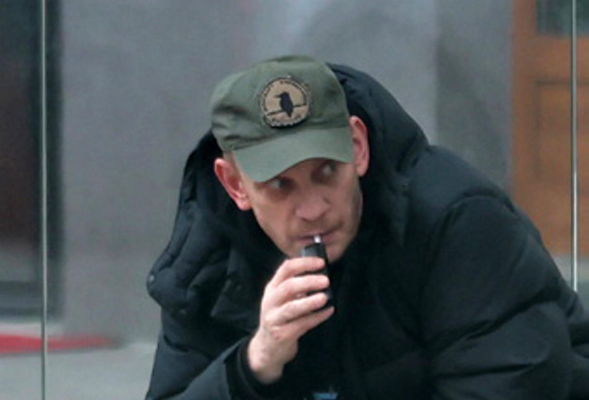 Bartek Żukowski pali na przystanku