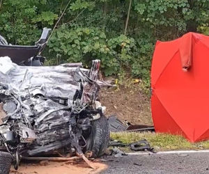 Tragedia na DK 42. Czołowe zderzenie z ciężarówką, nie żyje 23-latek!