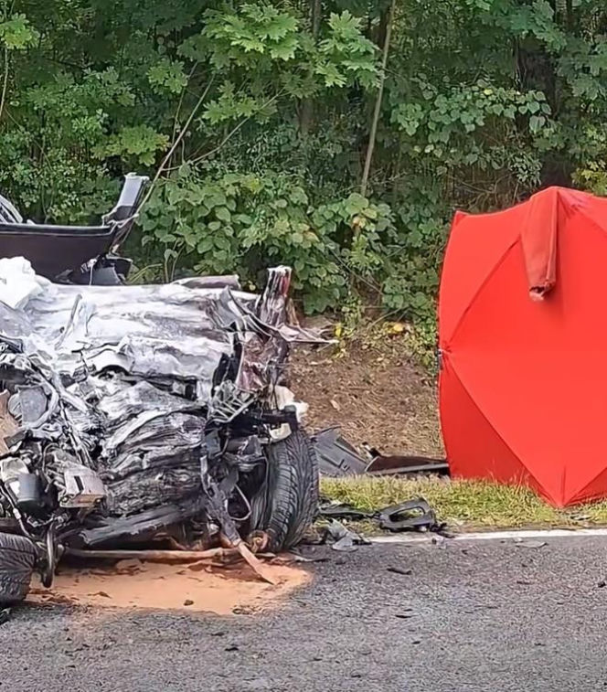 Tragedia na DK 42. Czołowe zderzenie z ciężarówką, nie żyje 23-latek!