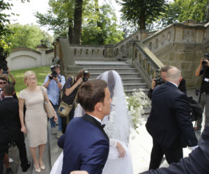 WJAZD LIMUZYNĄ I WEJŚCIE DO KOŚCIOŁA.