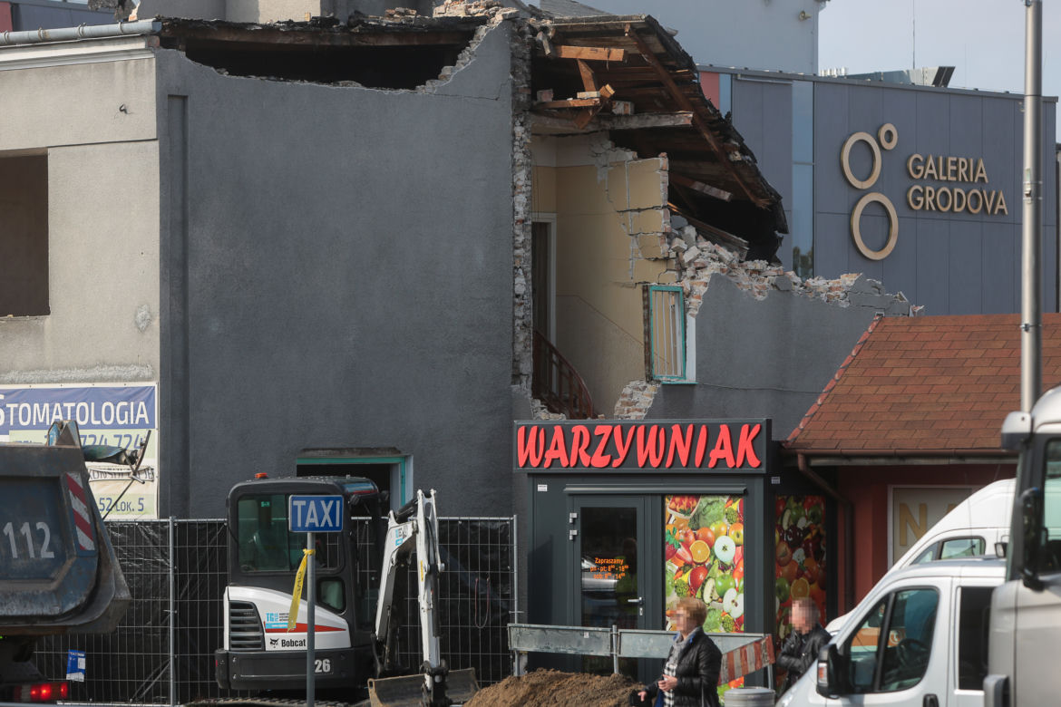 Ściana zawaliła się na kiosk