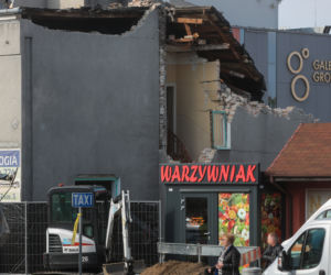 Ściana zawaliła się na kiosk