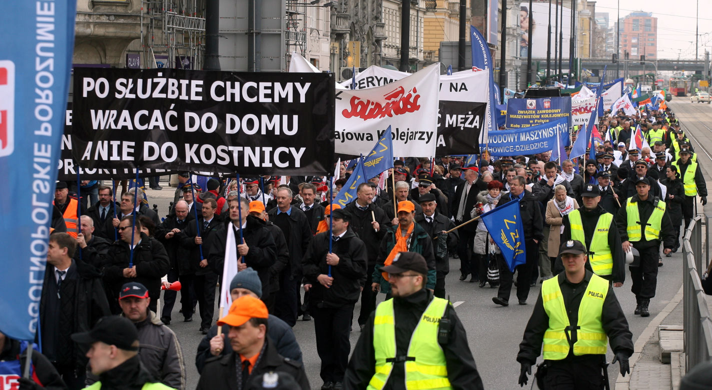 WARSZAWA: Protest KOLEJARZY przed Kancelarią Premiera - ZDJĘCIA