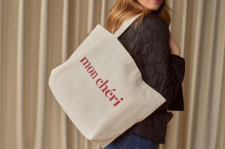 Szafa kapsułowa - jak ją stworzyć? 5 praktycznych sposobów na porządek w garderobie 