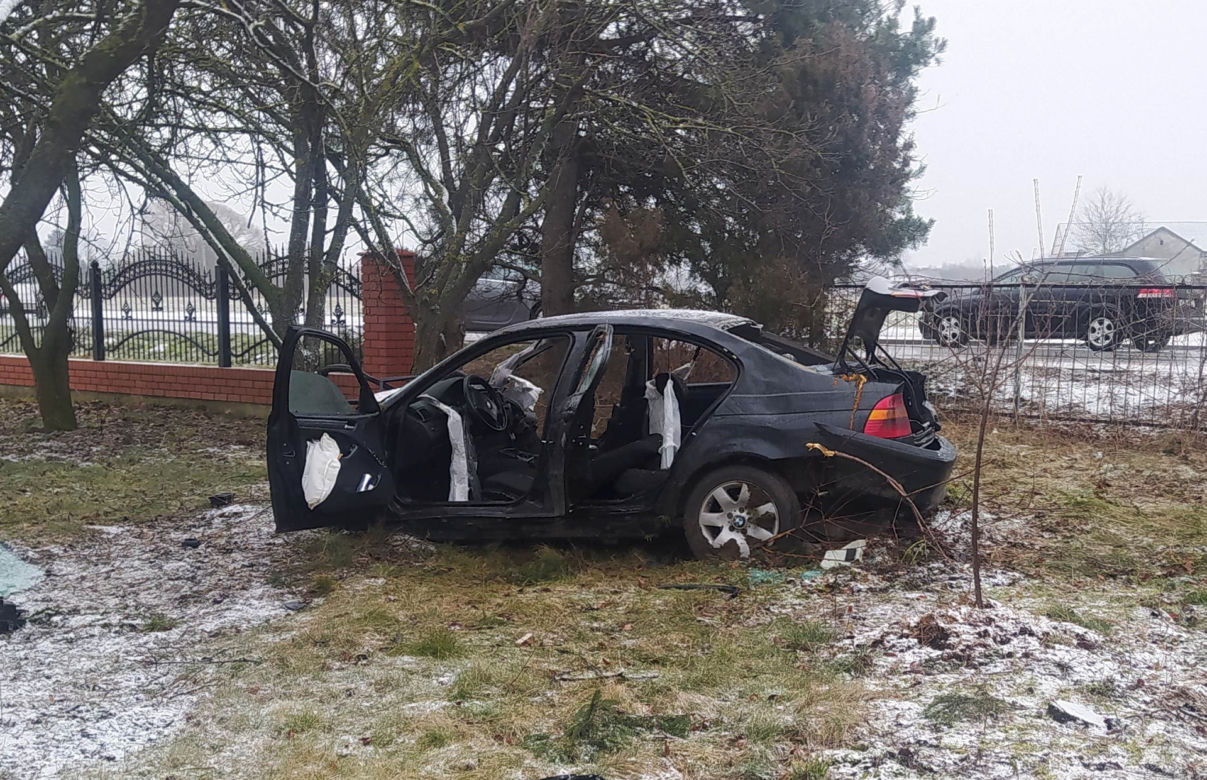 Drogowa makabra pod Siedlcami. Bmw walnęło w drzewo, auto rozpadło się na pół