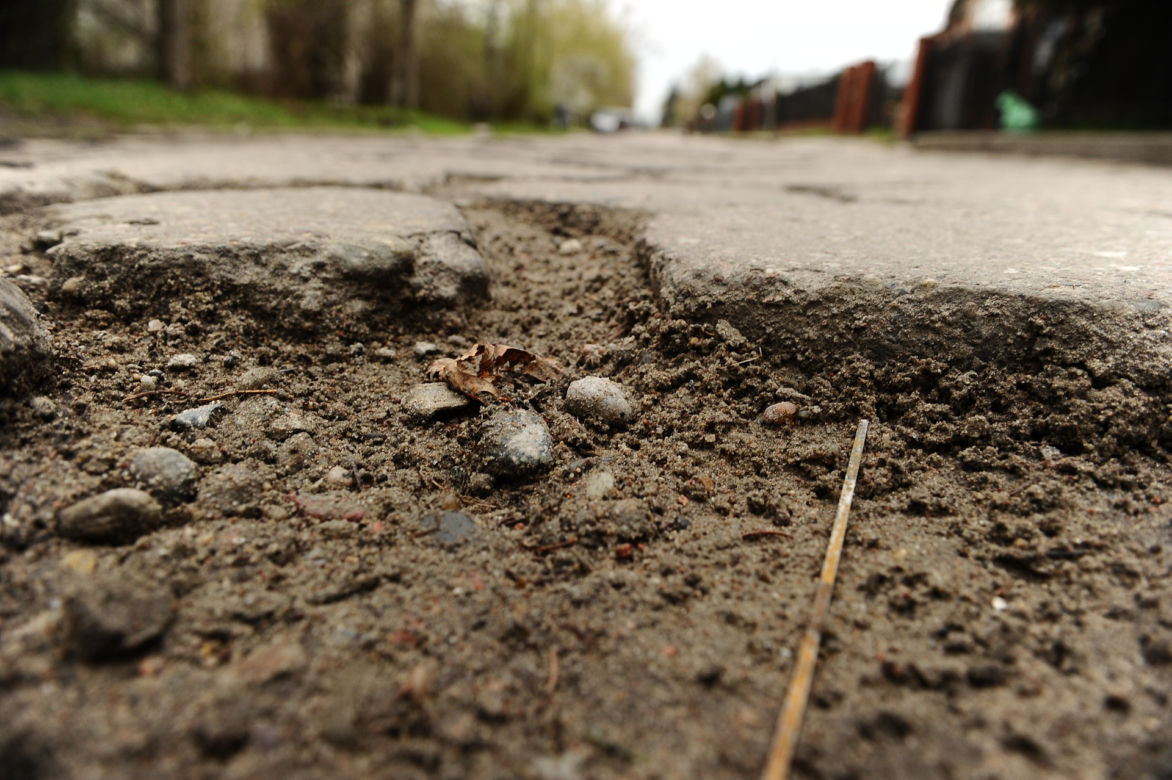 Ciężarówki jeżdżą mimo zakazu od prawie 30 lat. Mieszkańcy ul. Konwaliowej mają dość
