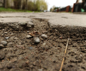Ciężarówki jeżdżą mimo zakazu od prawie 30 lat. Mieszkańcy ul. Konwaliowej mają dość