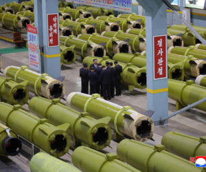 Kim Dzong Un grozi nagłym uderzeniem i unicestwieniem wrogów. Pokazał wyrzutnie rakietowe