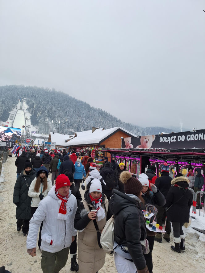 Tłumy kibiców pod Wielką Krokwią w Zakopanem