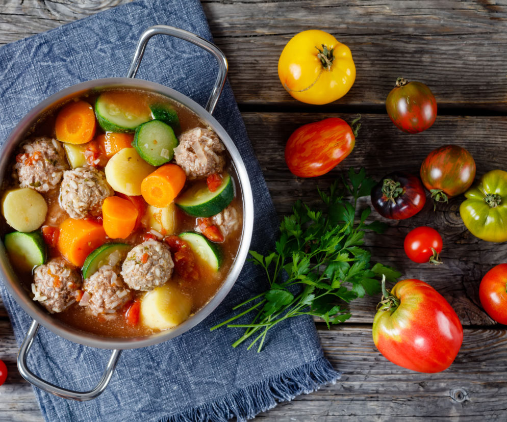 Meksykańska zupa z klopsikami, ziemniakami i cukinią