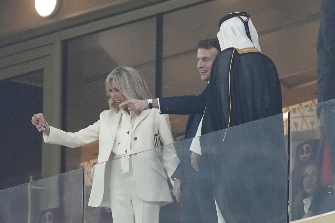Prezydent Francji nie mógł się pohamować! Nie szczędził pieszczot 69-letniej żonie. Na trybunach zrobiło się naprawdę gorąco