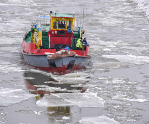 Lodołamacze na Wiśle w Toruniu. Kruszyły lód i pomogły uratować pomost