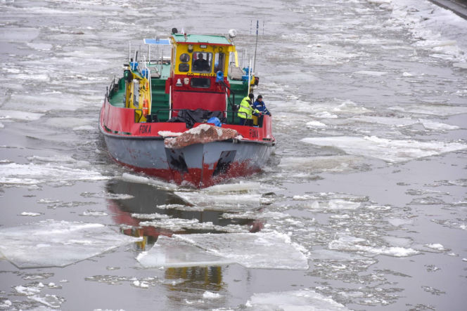 Lodołamacze na Wiśle w Toruniu. Kruszyły lód i pomogły uratować pomost