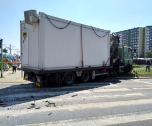 Tramwaj zderzył się z ciężarówką. Ranni pasażerowie i motorniczy!