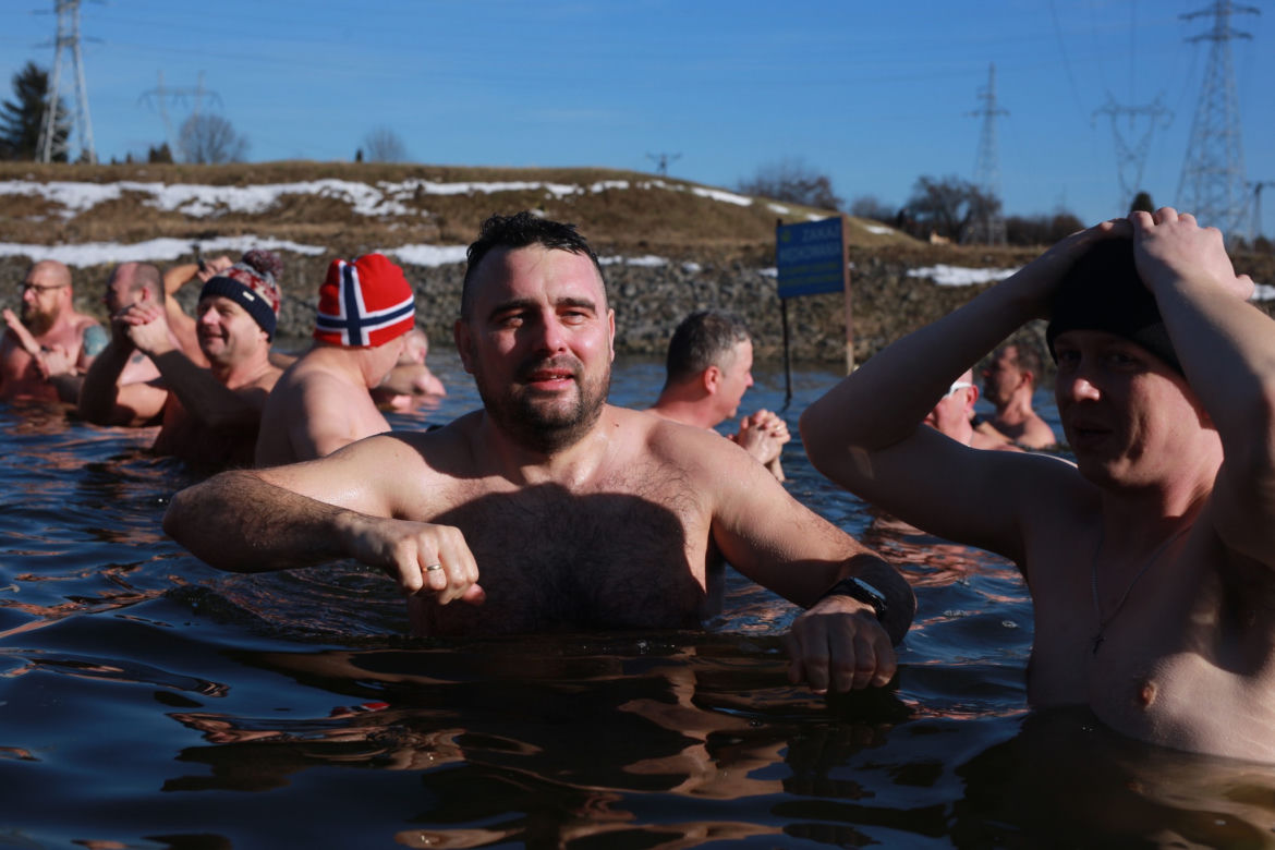 Dla lubelskich morsów liczy się miłość i lodowata woda! Zobaczcie gorące zdjęcia z zimnego zalewu