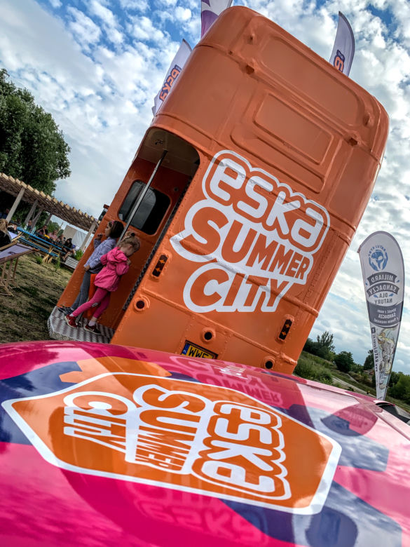 Ekipa Eska Summer City i imprezowy BUS Eski pojawili się na plaży miejskiej ZAGRO Rataje