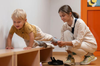 Dwulatek nie chce zakładać butów? To nie musi być bunt, a ważny sygnał