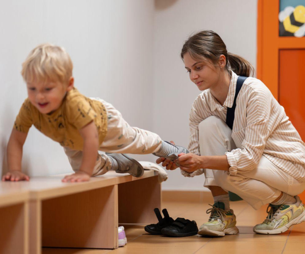 Dwulatek nie chce zakładać butów? To nie musi być bunt, a ważny sygnał